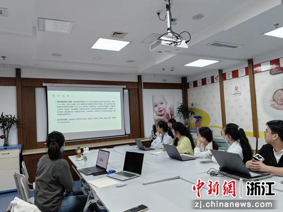 日前，宣荣荣带领团队开展科研讨论。宁大一院&nbsp;供图