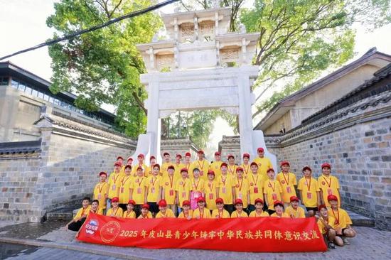 皮山县青少年在安徽桐城六尺巷学习礼让精神。