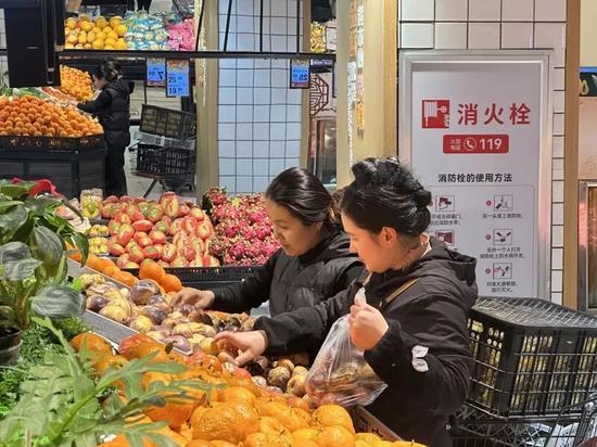 与朋友一起挑选水果，分享心得，是生活中简单而愉快的时刻。伊尔番 摄