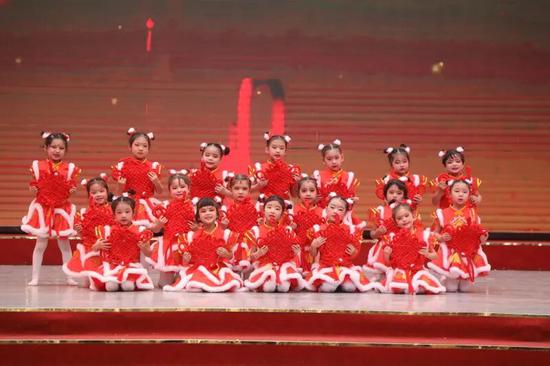 《红红的中国结》。阿的拉 摄