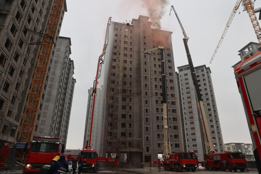 阿克苏开展高层建筑大型火灾演练 18个应急联动单位精锐尽出