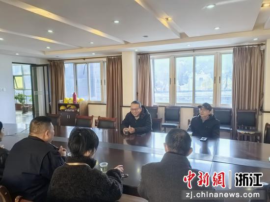 人大代表与居民参加议事活动。和孚镇供图