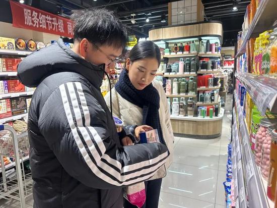 和田市万家乐生活广场，市民刘松河和朋友正在选购零食。伊尔番 摄