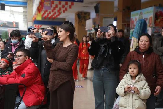 观众拍摄精彩瞬间。阿的拉 摄8