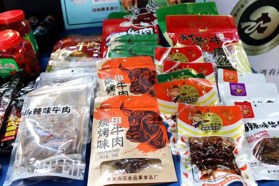 展会上展销的习水岩蜂蜜、牛肉干等农特产品。习水县融媒体中心供图