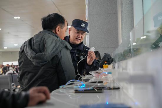 12月29日，哈密公安处哈密站派出所民警对候车旅客开展安全提示。