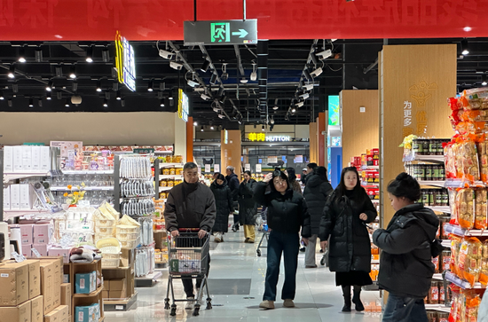 和田市万家乐生活广场，消费者前来选购节日所需商品。伊尔番 摄