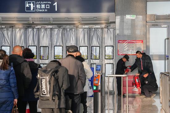 12月29日，哈密公安处哈密站派出所联合哈密市消防支援支队对哈密火车站重点场所开展联合消防安全检查。