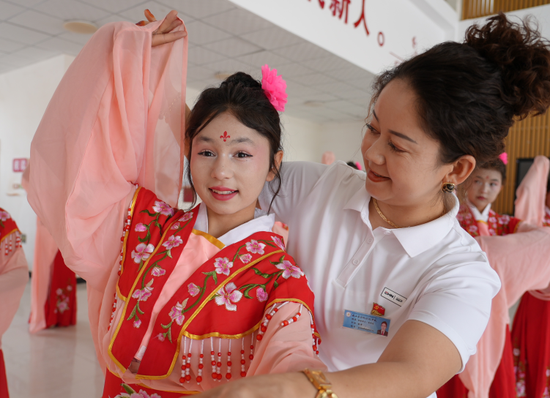 皮山县安徽实验学校教师阿依努尔·奥斯曼指导学生排练黄梅戏。