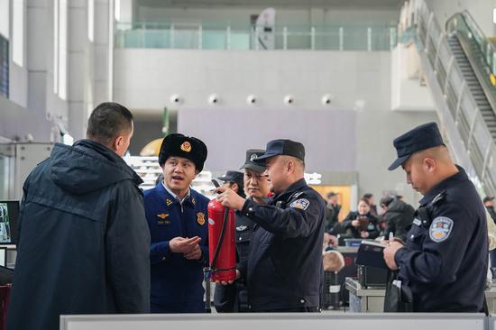 12月29日，哈密公安处哈密站派出所联合哈密市消防支援支队对哈密火车站重点场所开展联合消防安全检查。