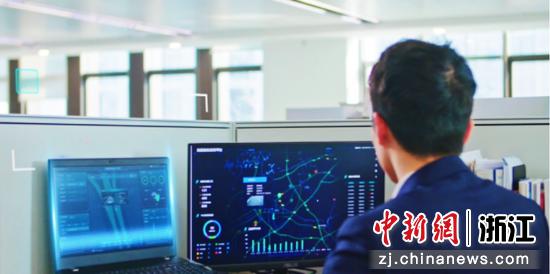 工作人员通过路面巡检系统查看高速公路路面病害情况。&nbsp;浙商保险&nbsp;供图