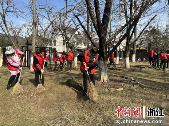 近日，杏福义工在村里打扫，改善公共环境。敖立群&nbsp;摄