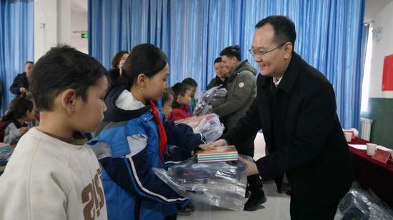 dfb18c0cc8f6380a57f5ba1e63f33953