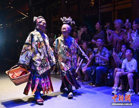 穿着苗族服饰的老人在凯里苗侗风情园贵州“村T”民族服饰秀活动中走秀。