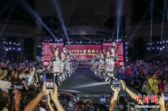 近年来，各地涌现出一批以“村”字头为代表的新成员，以其独特的风格和对民族文化的传承而受到广泛关注。“村T”，顾名思义，就是乡村举办的T台走秀。继“村BA”“村超”爆火之后，以展示民族服饰之美的“村T”在贵州凯里迅速出圈，开启了国际乡村T台秀。图为凯里“村T”现场。瞿宏伦 摄