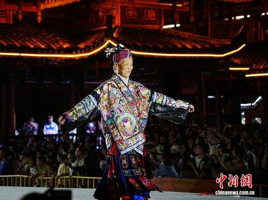 苗族老人在贵州“村T”舞台上走秀。周燕玲 摄