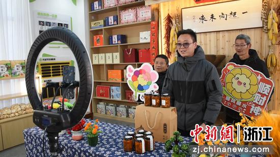 “和美金溪”共富工坊直播现场。虞金辉&nbsp;摄