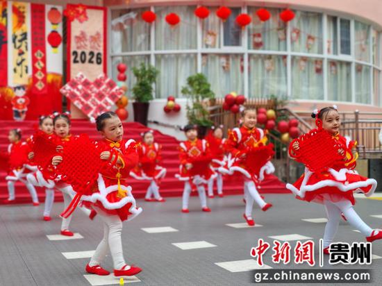 老师们集体合影留恋。潘雯雯 摄 老师们集体合影留恋。潘雯雯 摄