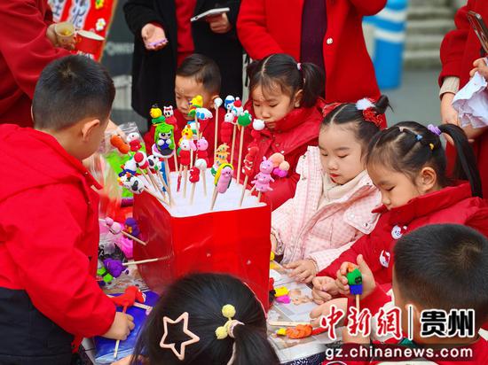 小朋友们正在做手工作品。潘雯雯 摄 小朋友们正在做手工作品。潘雯雯 摄