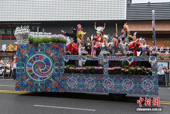 2025年5月18日，2025年“5·19 中国旅游日”城市（贵阳）接力倒计时活动—贵州民族团结大巡游在贵阳举行。图为贵州“村T”彩车在民族团结大巡游活动中。唐哲 摄