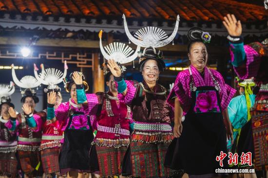 图为贵州“村T”走秀现场。