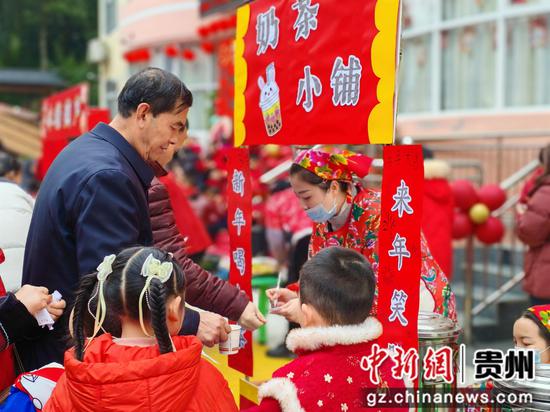 家长和小朋友们在兑换美食。潘雯雯 摄 家长和小朋友们在兑换美食。潘雯雯 摄