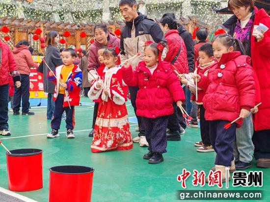 小朋友们正在做游戏。潘雯雯 摄 小朋友们正在做游戏。潘雯雯 摄