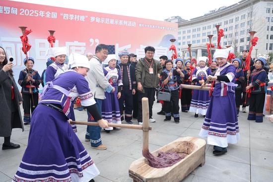 游客现场体验罗甸民俗“打糍粑” 游客现场体验罗甸民俗“打糍粑”