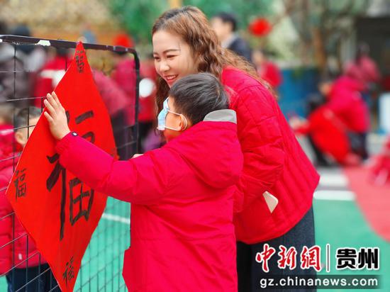 小朋友们家长正在做游戏。潘雯雯 摄 小朋友们家长正在做游戏。潘雯雯 摄