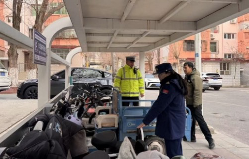 图为消防监督人员检查电动自行车充电装置。