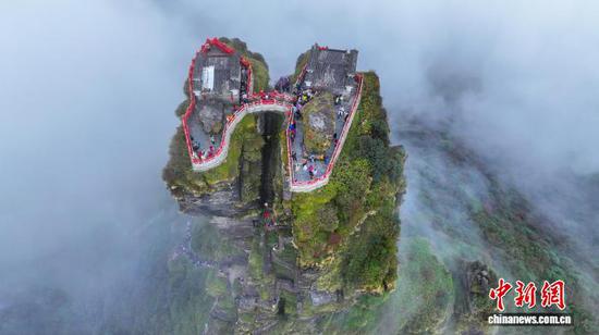 图为游客在贵州梵净山游玩。李鹤 摄 图为游客在贵州梵净山游玩。李鹤 摄