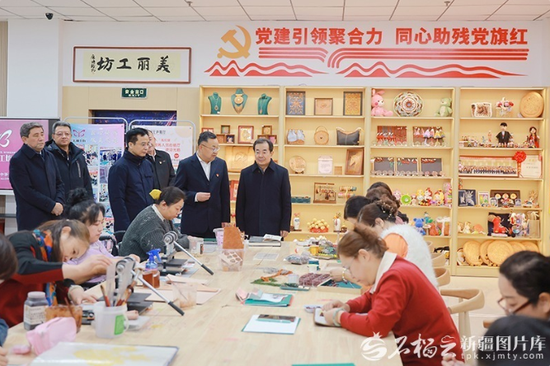 12月30日，自治区党委书记陈小江在自治区残联，听取残疾人就业创业情况介绍，察看残疾人制作手工艺品、非遗产品等。石榴云/新疆日报记者 崔志坚摄