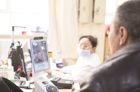 12月23日，昌吉州人民医院，患者使用医保“刷脸付”结算就医费用。何龙摄