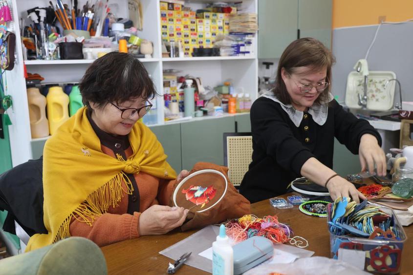 察布查尔县：非遗刺绣绘就民族团结新画卷