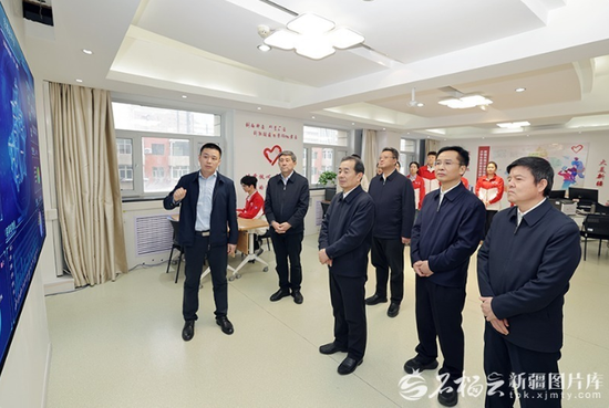 12月30日，自治区党委书记陈小江在自治区团委，了解大学生志愿服务西部计划等工作开展情况。石榴云/新疆日报记者 崔志坚摄