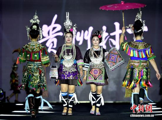 在凯里苗侗风情园，少数民族群众演员通过T台走秀的方式，展示具有地域特色的歌舞和当地少数民族的银饰、锡绣、刺绣、蜡染、服饰等数十种非物质文化遗产。