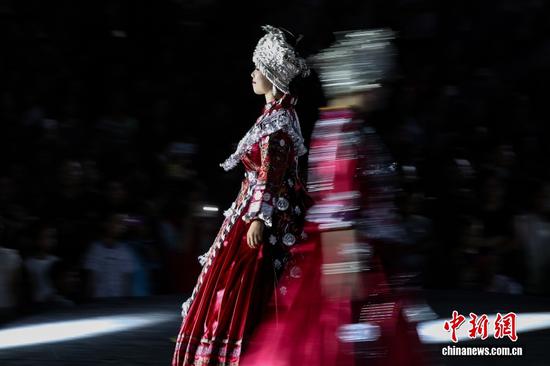 2025年全国“四季村晚”示范展示活动暨“让世界看见·贵州村T”活动在贵州省黔东南苗族侗族自治州凯里市举行。图为“村T”走秀现场。