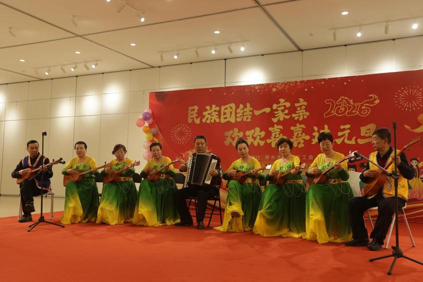 察布查尔县举办“民族团结一家亲欢欢喜喜过元旦”文艺汇演活动
