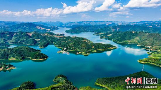 网箱拆除后的黔西南州兴义市万峰湖生态良好。刘朝富摄 网箱拆除后的黔西南州兴义市万峰湖生态良好。刘朝富摄