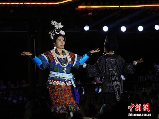 截至2025年10月，贵州“村T”已举办600多场，吸引200余个村寨、海内外6万余人参与，先后有30多个国家的青年前来登台走秀。图为村民在贵州“村T”舞台上走秀。周燕玲 摄