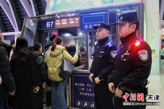 图为北京铁路公安局天津公安处天津西站派出所民警维护旅客上车秩序。北京铁路公安局天津公安处供图