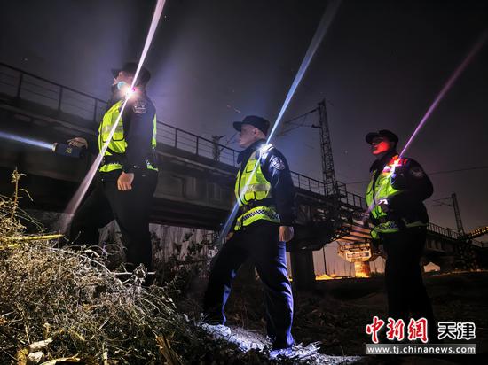 图为北京铁路公安局天津公安处线路民警在夜间开展安全隐患清查。北京铁路公安局天津公安处供图