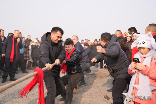 系列趣味活动拔河比赛率先登场。吾斯曼·阿不都 摄