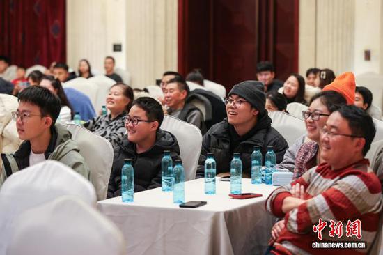 2025年12月31日晚，贵州省贵阳市南明区在花果园区域举行的“盛世华章·甲秀南明”跨年盛典系列多彩活动，吸引众多民众前来参与，迎接2026年的到来。图为民众在观看贵州春黔社跨年相声大会。中新社记者 瞿宏伦 摄