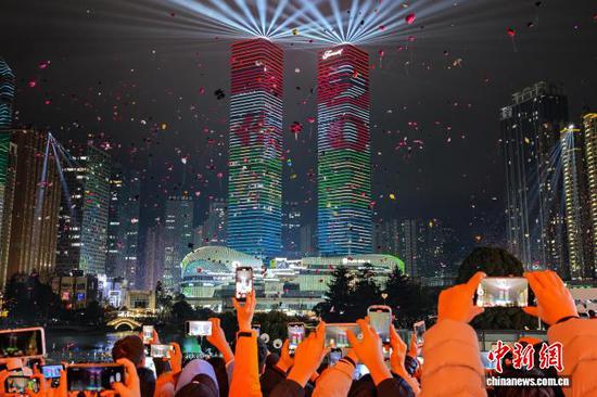 2026年1月1日，贵州省贵阳市南明区在花果园区域举行的“盛世华章·甲秀南明”跨年盛典系列多彩活动，吸引众多民众前来参与，迎接2026年的到来。图为民众零点放飞气球。中新社记者 瞿宏伦 摄