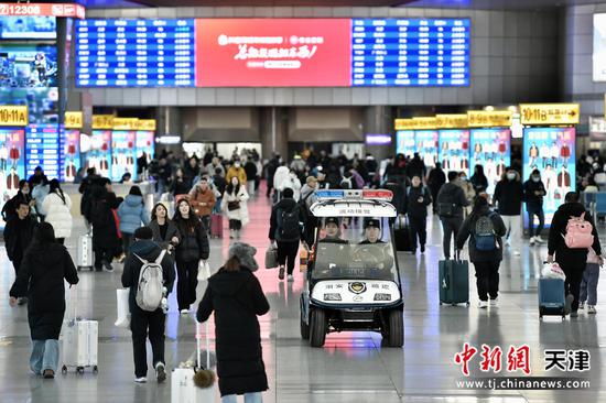 图为北京铁路公安局天津站派出所民警在旅客人流中巡逻。北京铁路公安局天津公安处供图