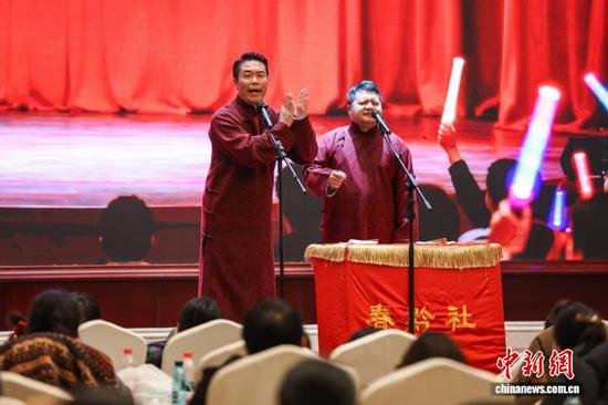 2025年12月31日晚，贵州省贵阳市南明区在花果园区域举行的“盛世华章·甲秀南明”跨年盛典系列多彩活动，吸引众多民众前来参与，迎接2026年的到来。图为贵州春黔社相声演员在跨年相声大会上表演。中新社记者 瞿宏伦 摄