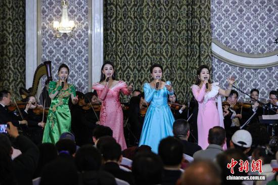 2025年12月31日晚，贵州省贵阳市南明区在花果园区域举行的“盛世华章·甲秀南明”跨年盛典系列多彩活动，吸引众多民众前来参与，迎接2026年的到来。图为贵州省歌舞剧院演员在2026新年音乐会上演唱《茉莉花》。中新社记者 瞿宏伦 摄