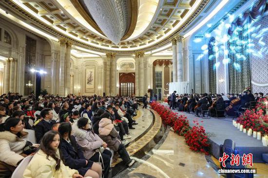 2025年12月31日晚，贵州省贵阳市南明区在花果园区域举行的“盛世华章·甲秀南明”跨年盛典系列多彩活动，吸引众多民众前来参与，迎接2026年的到来。图为民众在观看贵州省歌舞剧院排演的2026新年音乐会。中新社记者 瞿宏伦 摄