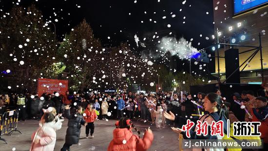 “浪漫飞雪”吸引市民参加跨年活动。 南浔宣传部供图 “浪漫飞雪”吸引市民参加跨年活动。 南浔宣传部供图